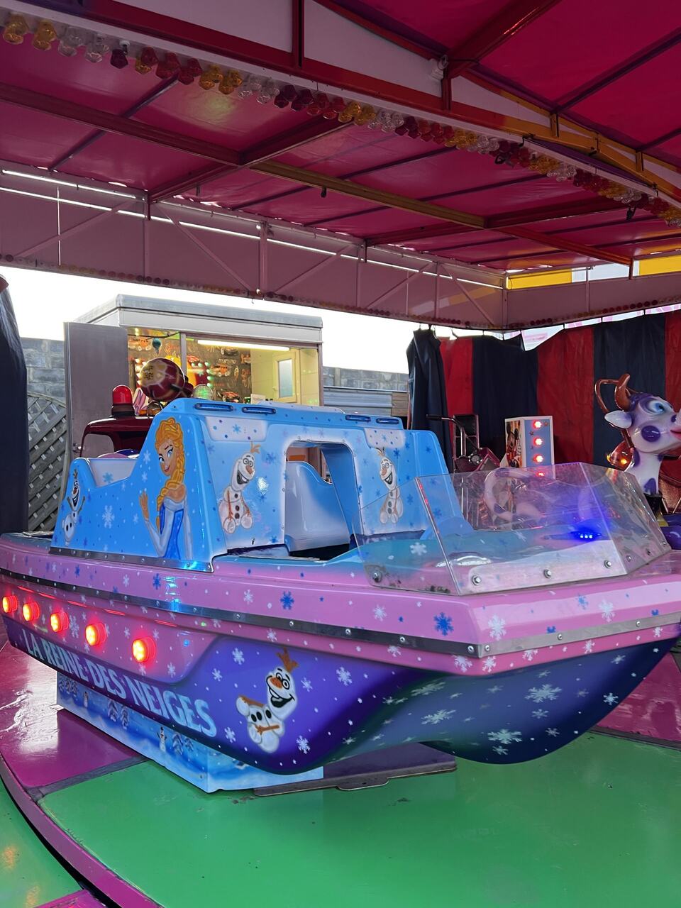 Une nacelle en forme de bateau du Manège des Rêves, décorée sur le thème de la neige