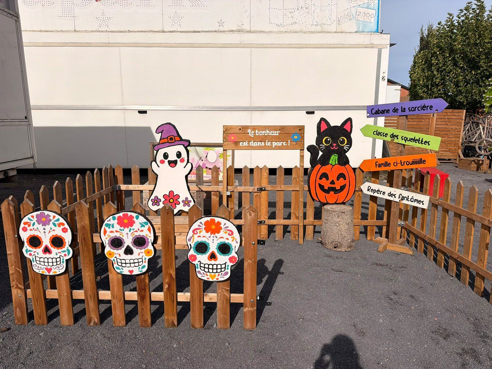 Décor Halloween du LunaPark avec fantôme, chat noir et citrouille