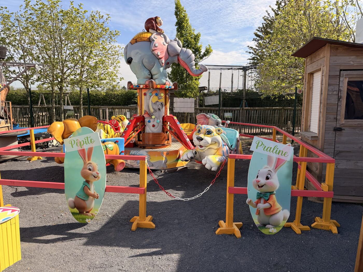 Le manège Safari, avec son éléphant et ses nacelles en forme d’animaux