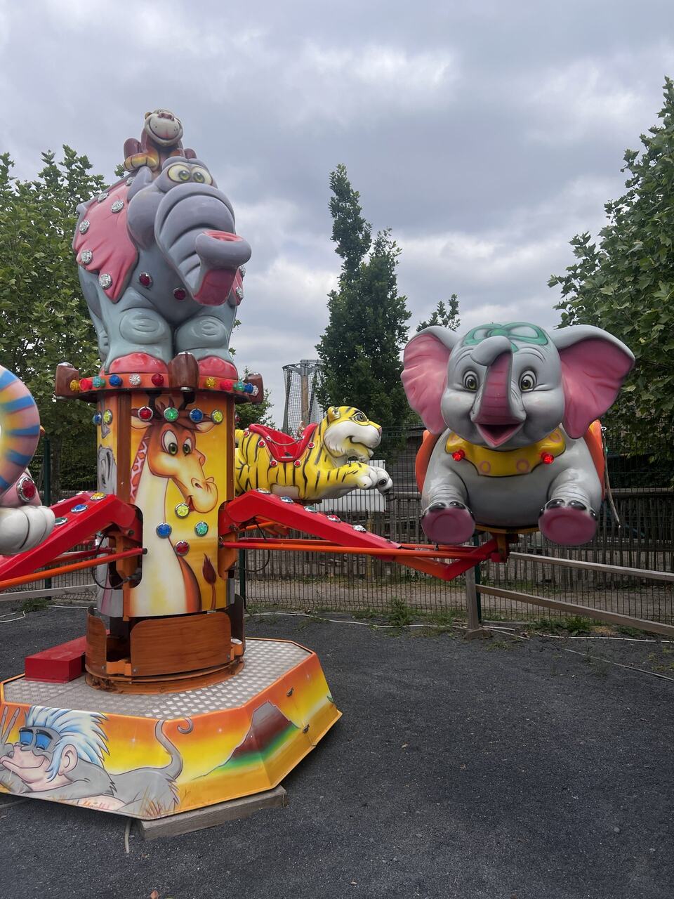 Le manège Safari, ses éléphants et son tigre