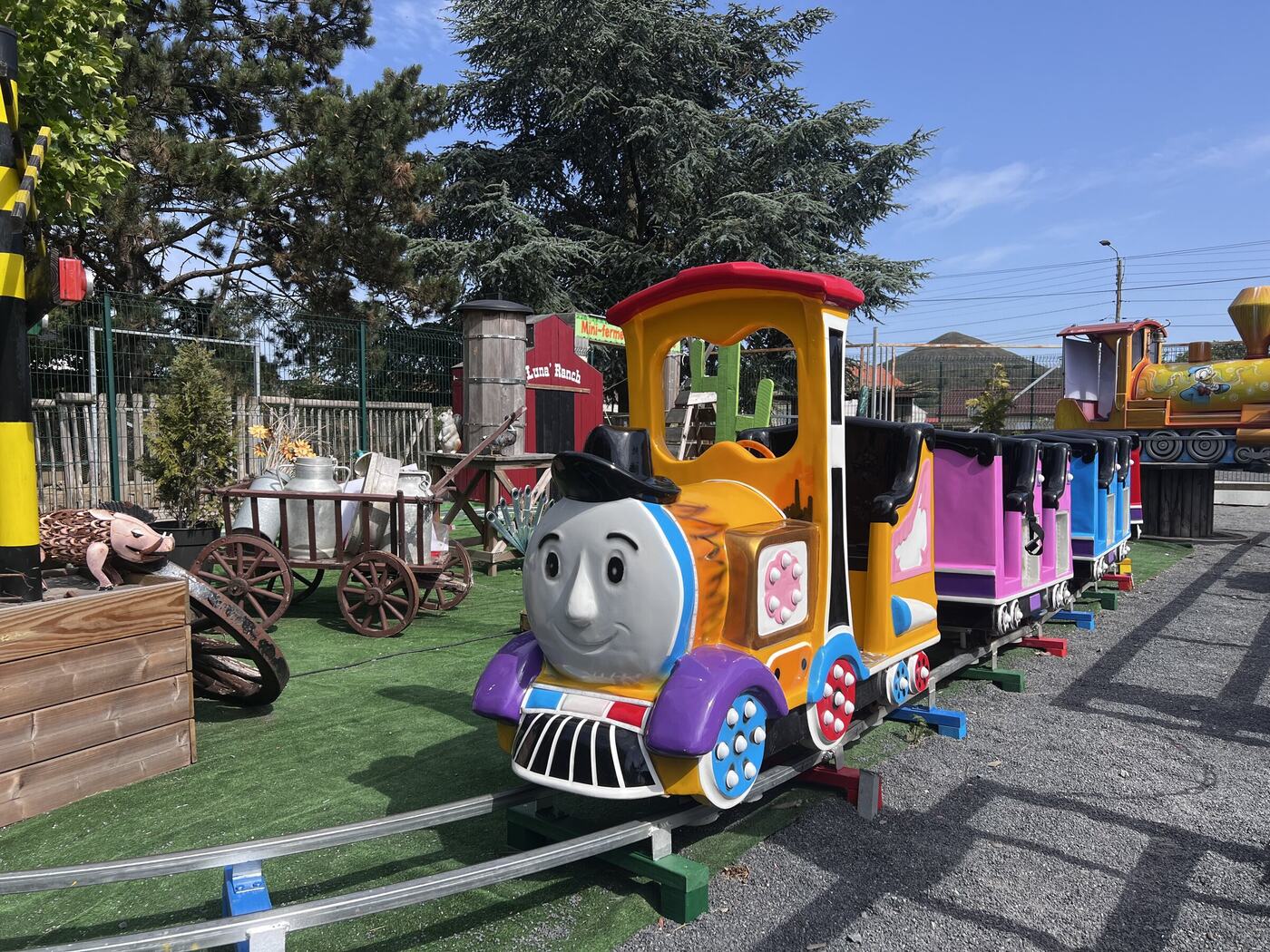 Le Train Western et ses wagons roses sur son circuit